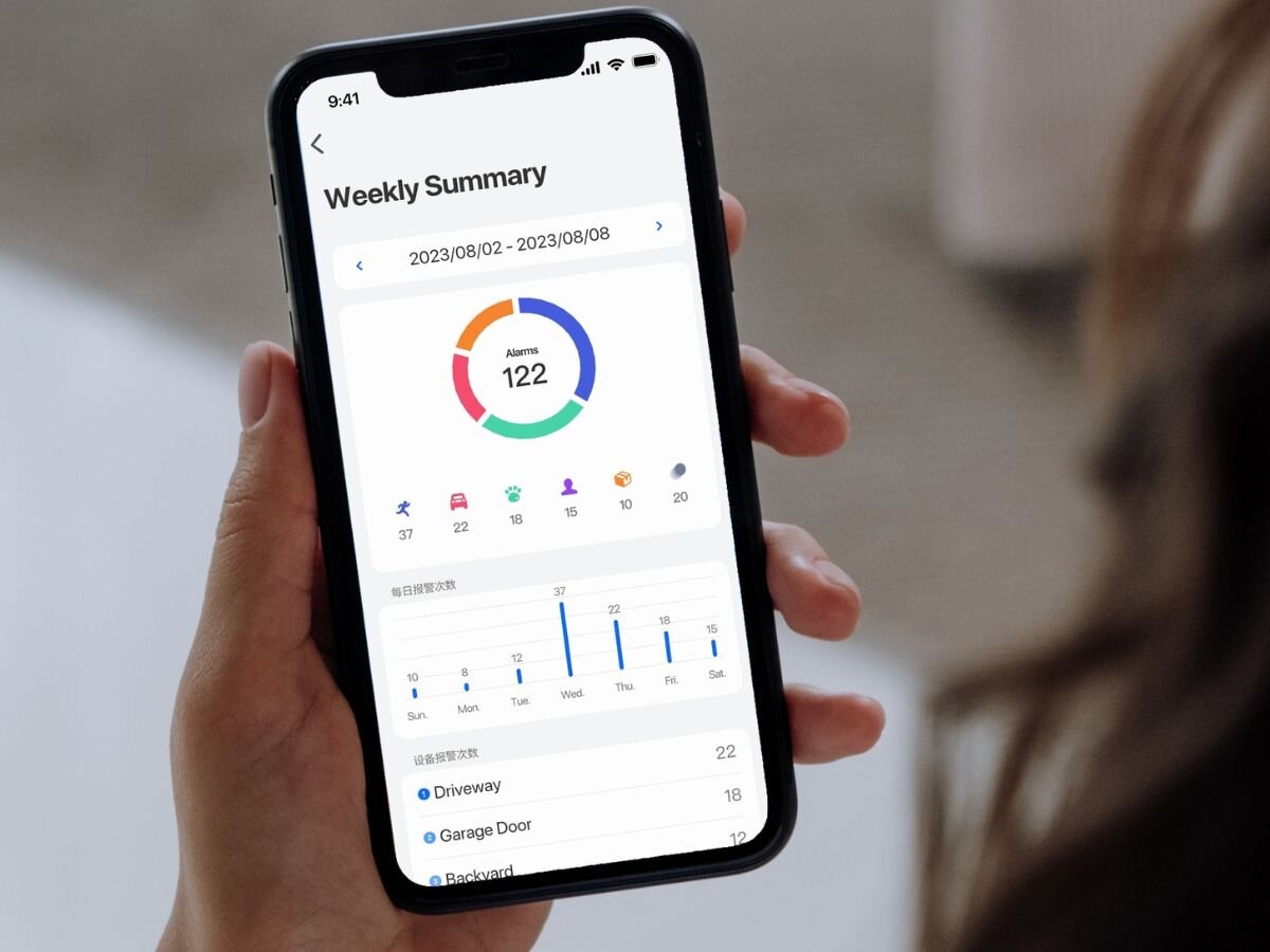 Centrala REOLINK Home Hub 1 - Śledź zdarzenia na bieżąco, telefon trzymany w ręku z uruchomioną aplikacją