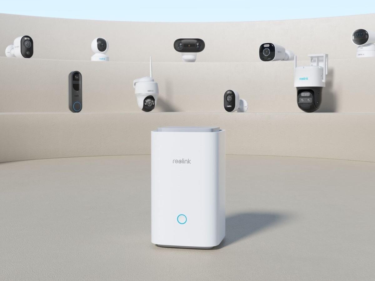 Centrala REOLINK Home Hub 1 - Współpraca z Asystentem Google, hub stojący na podłodze, w tle różnego typu kamery