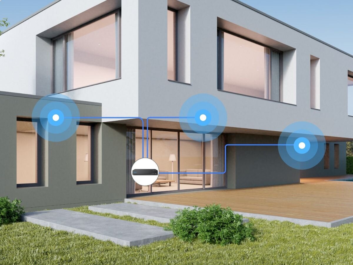 Kamera REOLINK P330 PoE Zewnętrzna, LAN, Czarny, kabel, RJ45, instalacja, podłączenie, konfiguracja, w tle dom i wizualizacja podłączenia instalacji w całym domu