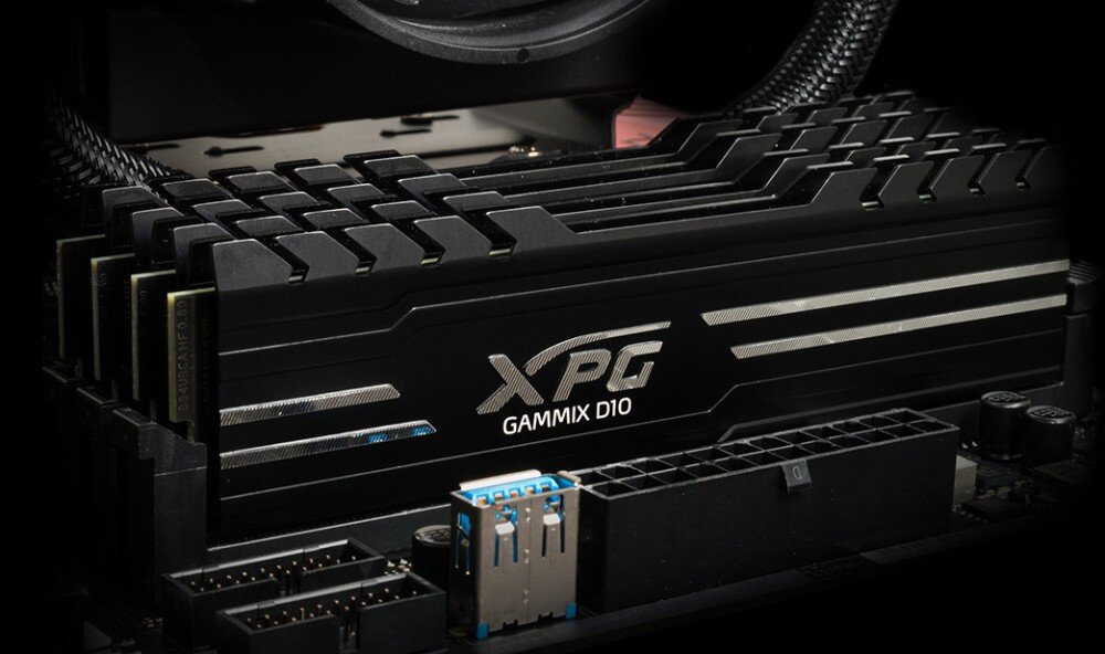 Komputer MAD DOG DIAXID605F-A11DB16 Zbliżenie na czarne moduły pamięci RAM z logo XPG GAMMIX D10, zamontowane na płycie głównej, pamięć RAM, taktowanie, opóźnienia, profile XMP