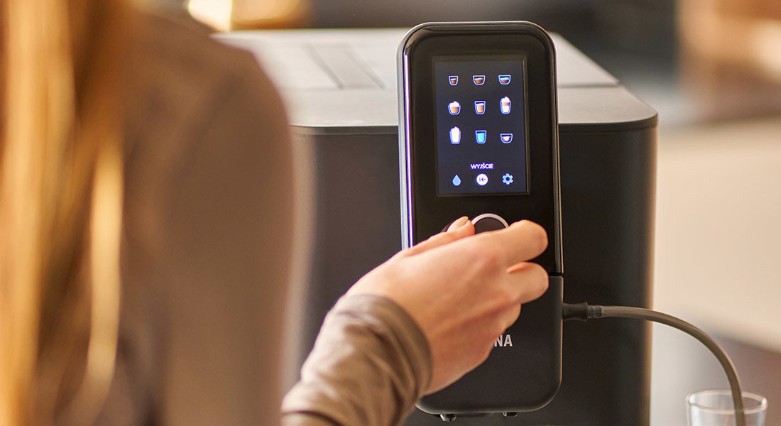 Ekspres NIVONA Cafe Romatica NIVO 8101 Intuicyjna obsługa Na czytelnym, kolorowym wyświetlaczu TFT  zapisane przepisy ulubiony napój za pomocą jednego pokrętła