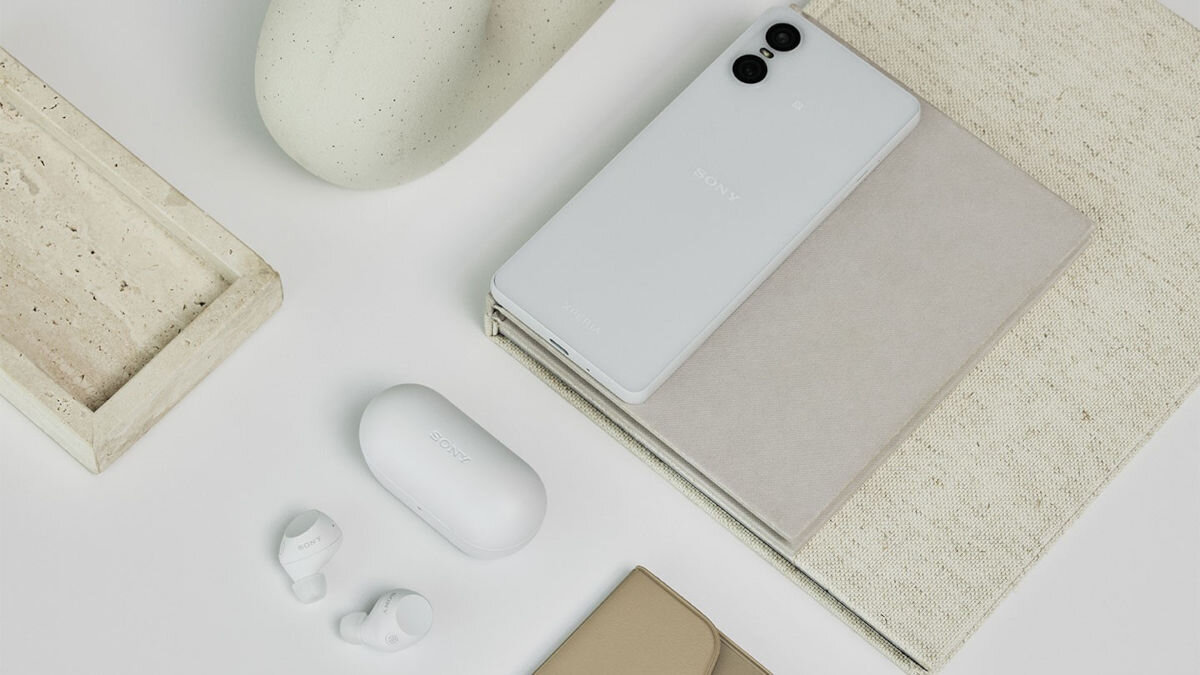 Słuchawki dokanałowe SONY WF-C710 ANC Wodoodporne słuchawki i etui na biurku koło telefonu