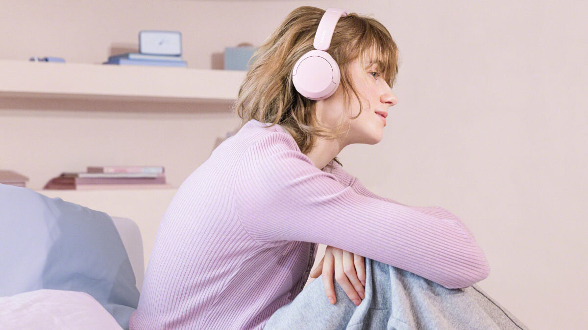 Słuchawki nauszne SONY WH-CH520 założone na głowie certyfikat 360 Reality Audio dźwięk przestrzenny 5 pasmowy korektor