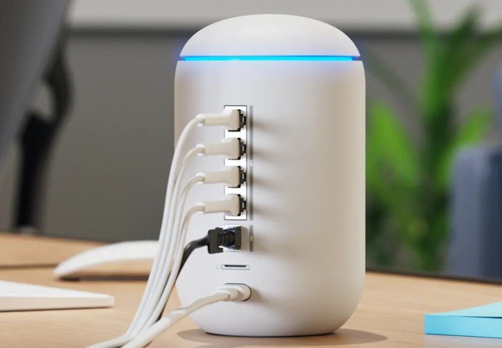 Router UBIQUITI UniFi Dream 7 (UDR7) Tył urządzenia z podłączonymi do portów białymi i czarnymi przewodami sieciowymi oraz kablem zasilającym