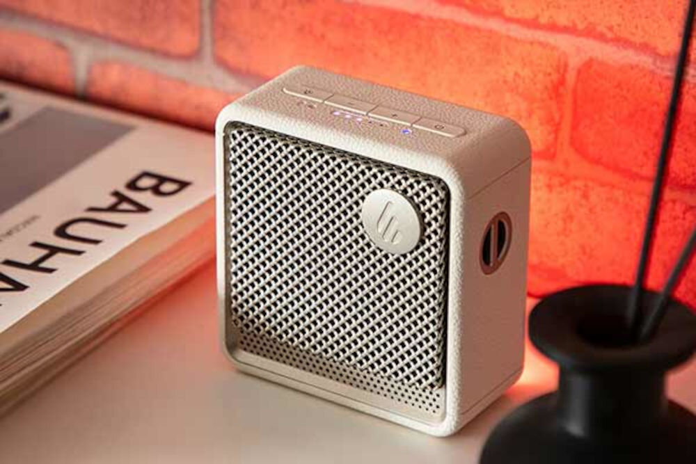 Głośnik mobilny EDIFIER ES20 akumulator 15 godzin USB-C ładowanie, głosnik sotjący na blacie obok czasopism