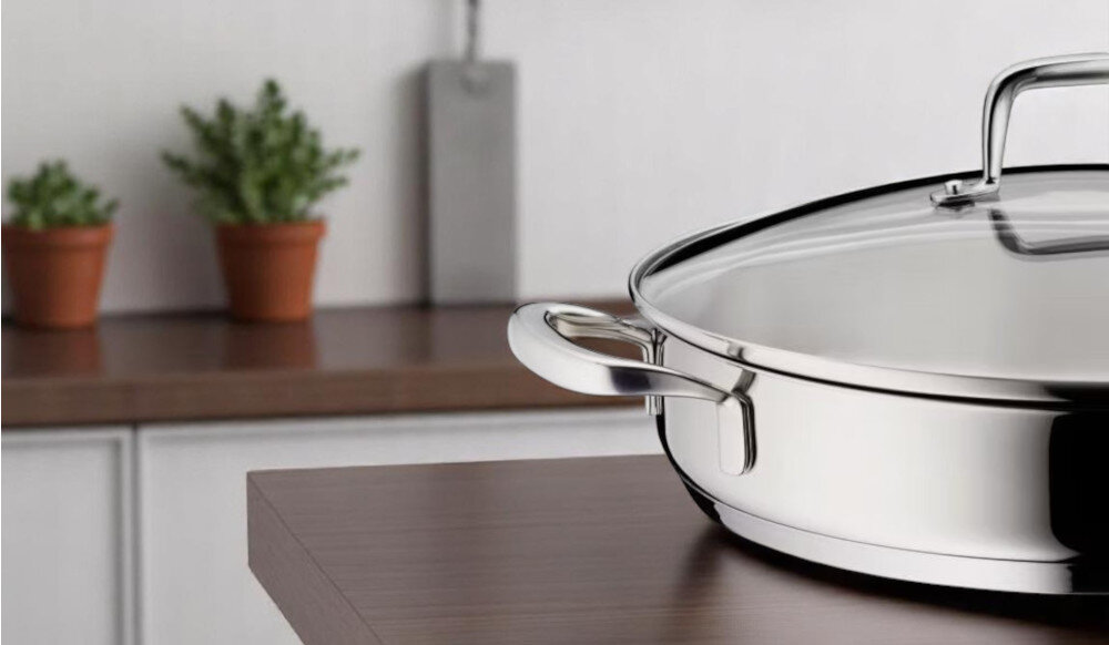 Patelnia KELA Flavoria KE-10186 28 cm zdjęcie lifestyle zbliżenie 2 boczne uchwyty stalowe łatwe podnoszenie przenoszenie skala w środku pokrywka otwór ręczne mycie