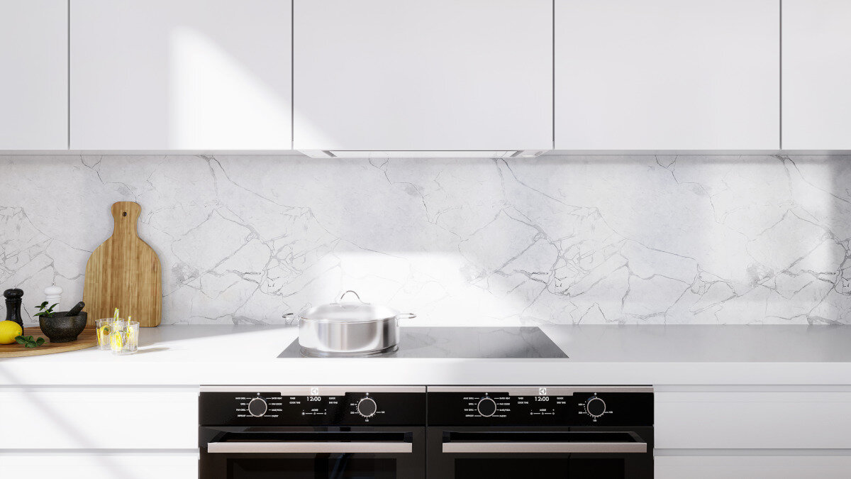 Okap GLOBALO Desolero 90.2 Biały Jasna kuchnia z płytą indukcyjną, garnkiem na blacie i subtelnie wbudowanym okapem podszafkowym do zabudowy kompaktowa konstrukcja stal lakierowana szkło hartowane design funkcjonalność kuchni