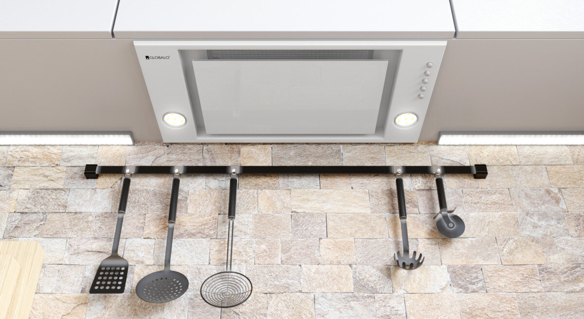 Okap GLOBALO Desolero 90.2 Biały Widok od spodu na zabudowany okap kuchenny z oświetleniem LED, zamontowany nad blatem i listwą z wiszącymi akcesoriami kuchennymi oświetlenie LED 2x3W jasne światło energooszczędność niskie zużycie prądu długa żywotność