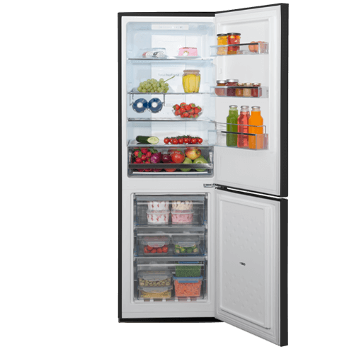 Otwarta lodówka z widocznymi półkami wypełnionymi różnorodnymi produktami spożywczymi, takimi jak owoce, napoje i słoiki. W dolnej części znajdują się przezroczyste szuflady z zapakowanymi produktami.