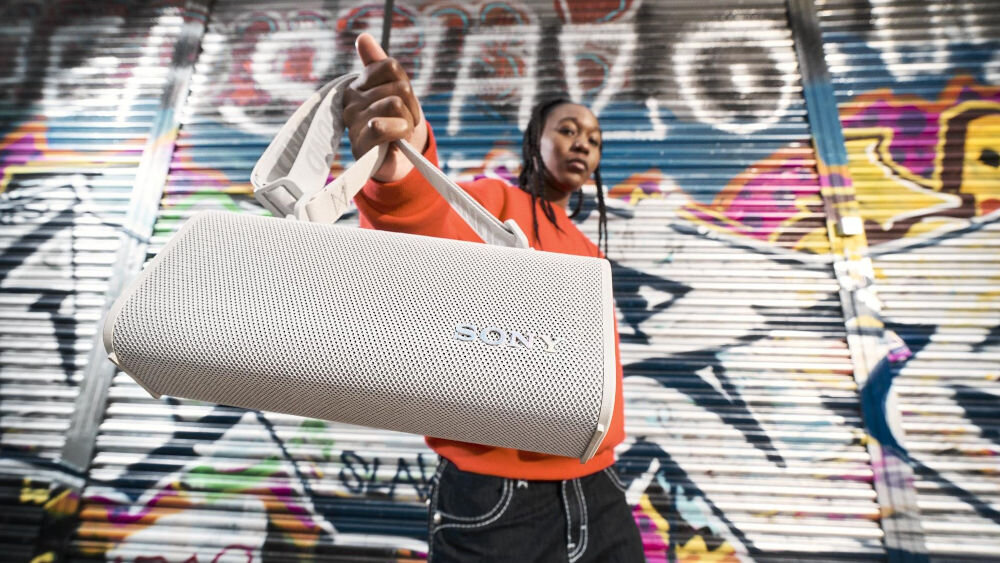 Głośnik mobilny SONY ULT Field 3 trzymany na pasku w ręce odpinany pasek na ramię praca w pionie w poziomie