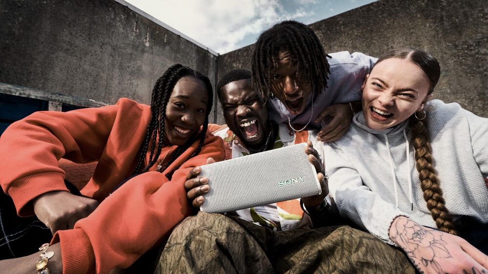 Głośnik mobilny SONY ULT Field 3 4 osoby siedzące przy głośniku tryb sound field Optimisation automatyczne dopasowanie dźwięku jakość muzyki wokali