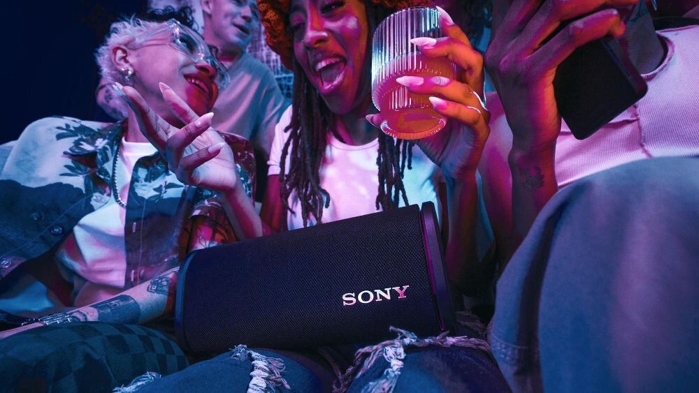 Głośnik mobilny SONY ULT Field 5 osoby na przyjęciu koło głośnika żywotnosć baterii do 25 godzin działania szybkie łądowanie do 100 minut po 10 minutach łądowania