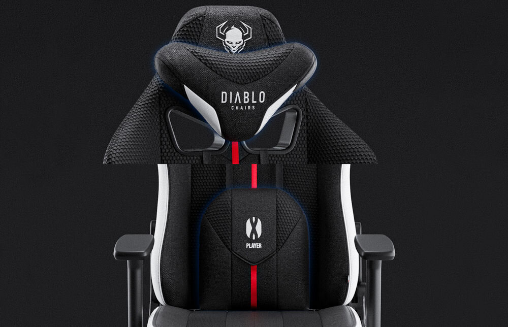 Fotel DIABLO CHAIRS X-Player 2.0 (S) Biało-czarny zbliżenie na zagłówek fotela i poduszkę lędźwiową na ciemnym tle poduszka lędźwiowa zagłówek pianka memory ergonomia prawidłowa pozycja ciała