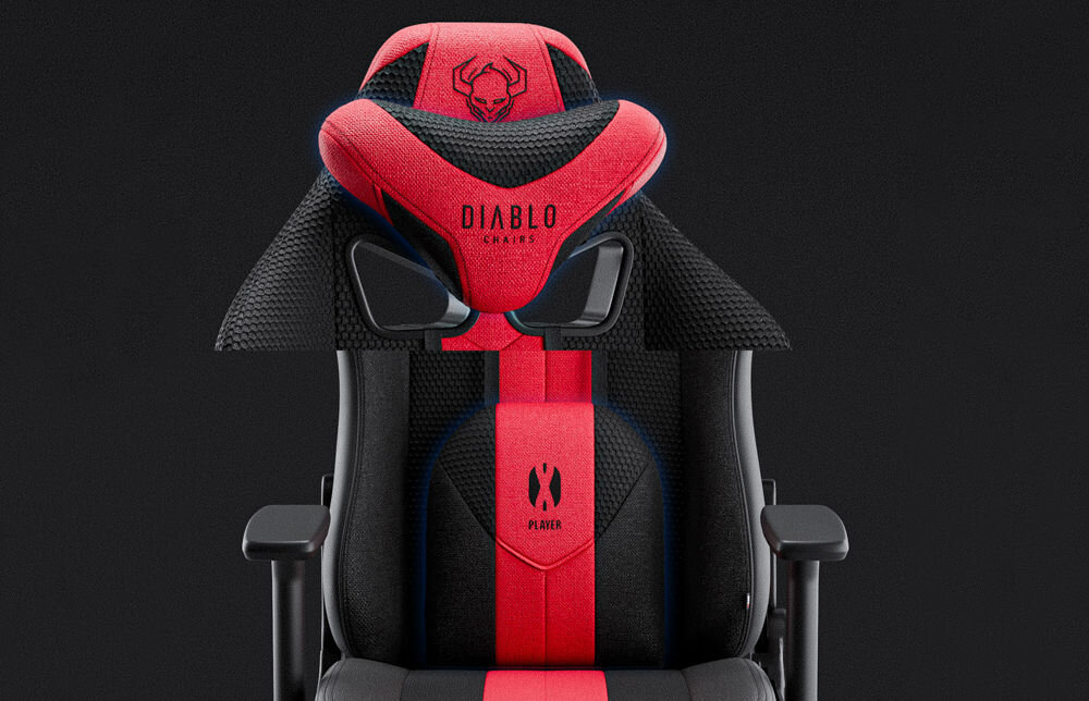 Fotel DIABLO CHAIRS X-Player 2.0 (S) Karmazynowo-antracytowy zbliżenie na zagłówek fotela i poduszkę lędźwiową na ciemnym tle poduszka lędźwiowa zagłówek pianka memory ergonomia prawidłowa pozycja ciała