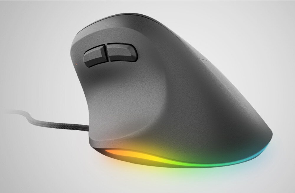 Czarna mysz komputerowa o ergonomicznym kształcie z dwoma przyciskami bocznymi i podświetleniem RGB u podstawy. Mysz jest przewodowa, z widocznym kablem.