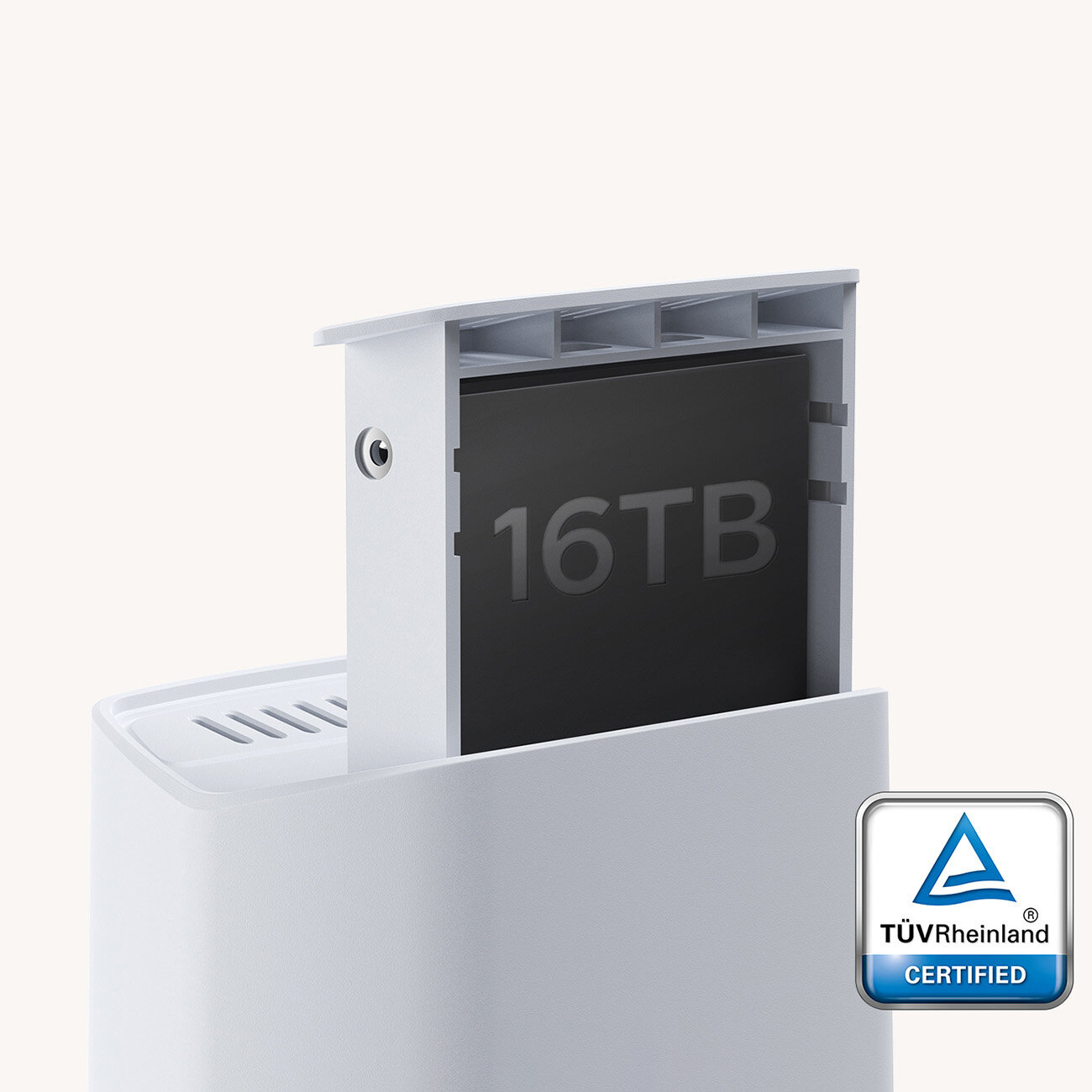 Obraz przedstawia biały dysk zewnętrzny z wysuniętą częścią, na której widnieje napis \'16TB\'. W prawym dolnym rogu znajduje się logo TÜV Rheinland z napisem \'CERTIFIED\'.