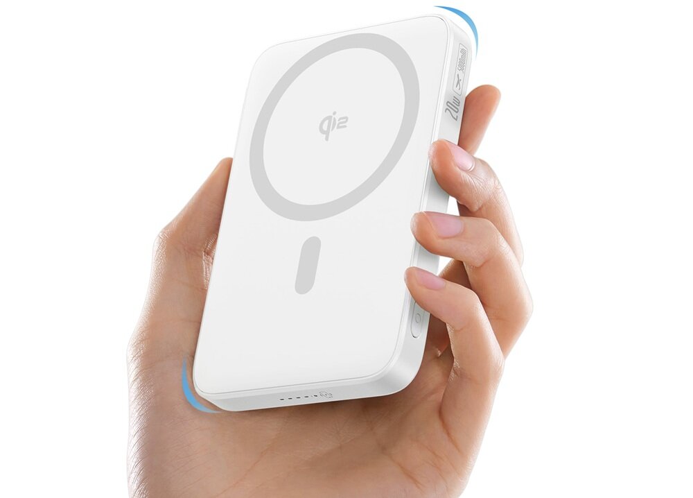 Powerbank BASEUS PicoGo w dłoni