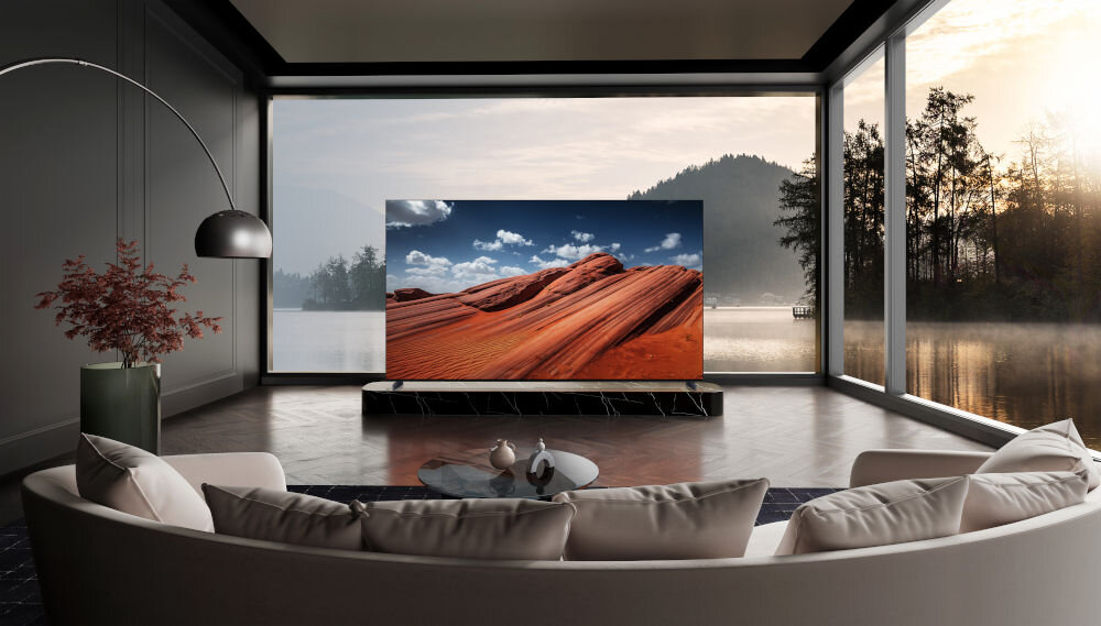 Telewizor TCL 85X11K - Dużo miejsca, telewizor stojący na komodzie w salonie
