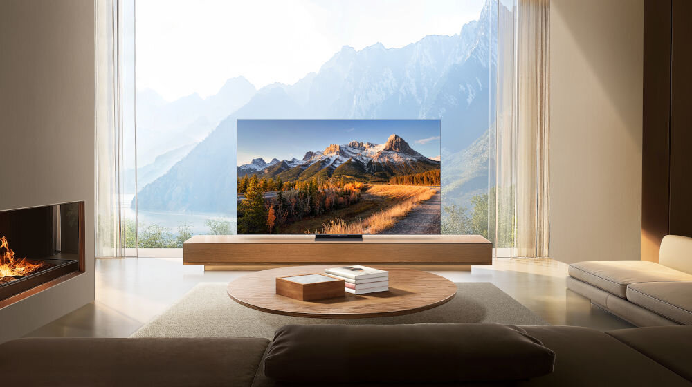 Telewizor TCL 75C8K - Wciągający obraz bez ramek, Minimalistyczna konstrukcja ZeroBorder, telewizor stojący na szafce w salonie