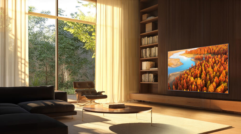 Telewizor TCL 85C8K - Styl, który przyciąga wzrok, Cienka, metalowa obudowa, Smukła konstrukcja, Regulowana podstawa, telewzior zawieszony na ścianie w salonie