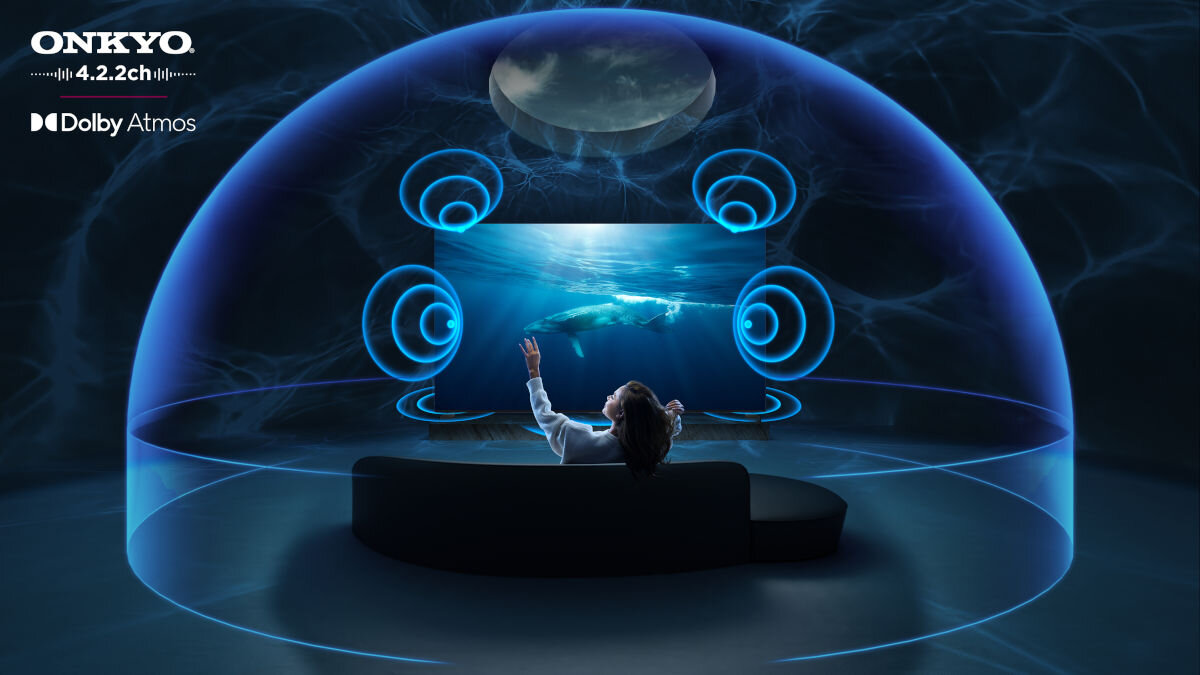 Telewizor TCL 115C7K - Poczuj dźwięk jak w kinie, system onkyo, dźwięk wydobywający się z telewizora, osoba siedząca na kanapie