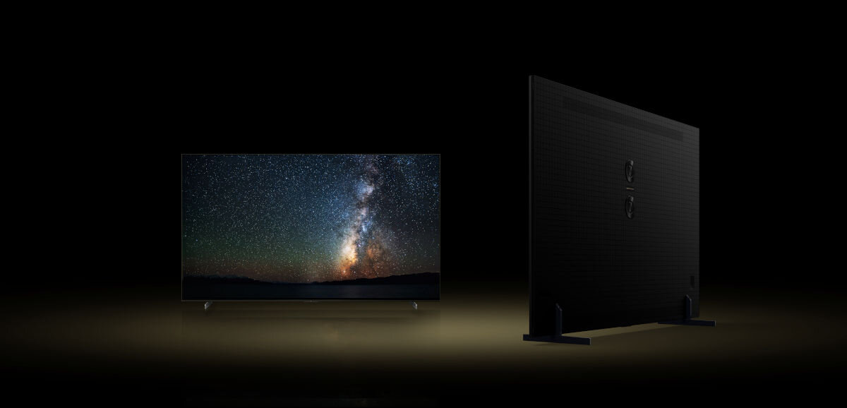 Telewizor TCL 65C7K - Design do wnętrz, telewizor pokazany w dwóch ujęciach, od frontu oraz pod skosem od tyłu