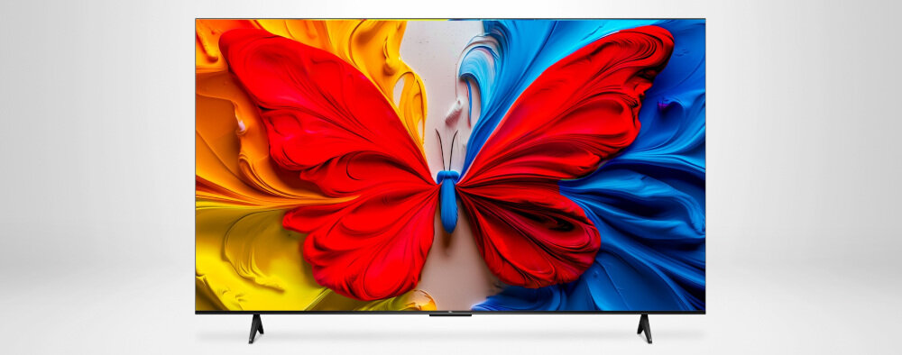 Telewizor TCL 32S5K lekka konstrukcja płaski ekran estetyczny wygląd łatwy montaż, telewizor od frontu z wyświetlonym motylem