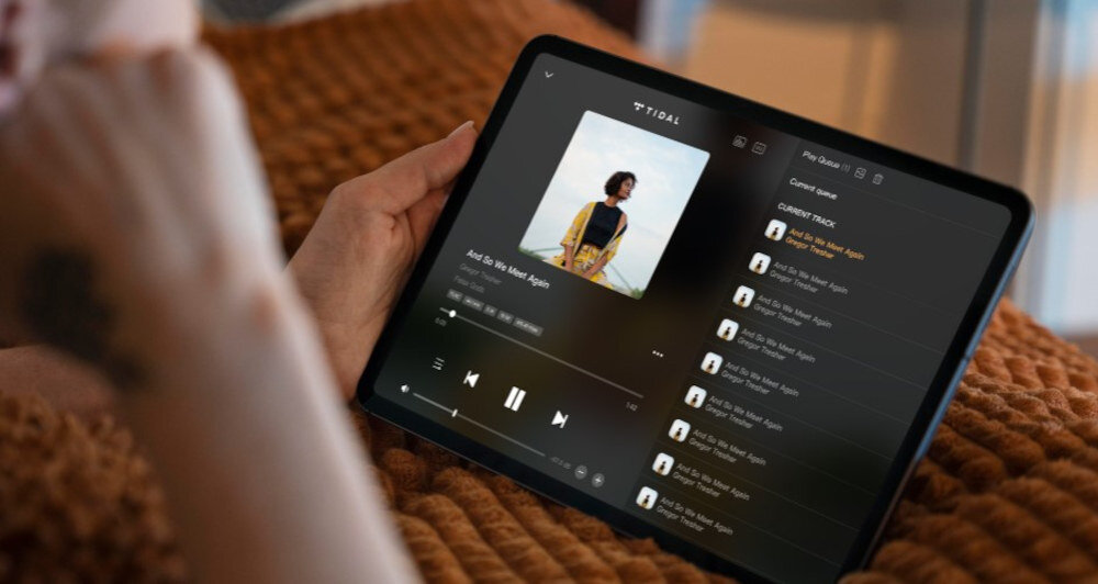 Streamer odtwarzacz sieciowy EVERSOLO DMP-A6 Master Edition Gen 2 - Funkcja Wake-on-LAN, osoba trzymająca tableta z listą muzyczną