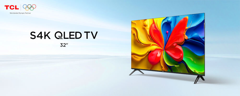 Telewizor TCL 32S4K zaawansowana technologia Quantum Dot ponad milion odcieni intensywnych barw, telewizor po skosie na biało błekitnym tle