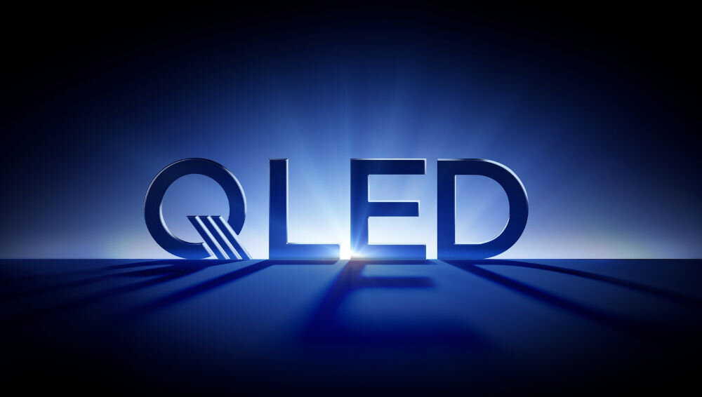 Telewizor TCL 32S4K technologie Quantum Dot intensywne kolory dokładność barw, logo technologii qled na ciemnoniebieskim tle