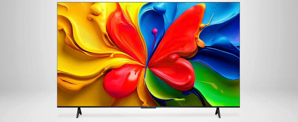 Telewizor TCL 32S4K lekka konstrukcja płaski ekran łatwy montaż design, telewizor od frontu na białoszarym tle