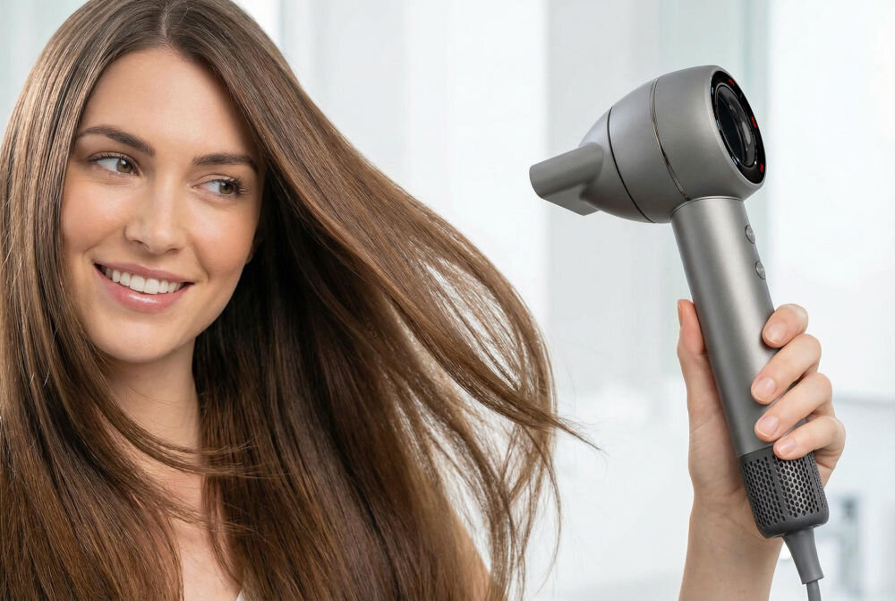 Suszarka BEAUTY ME HD950 1400 W Kobieta o długich, brązowych włosach susząca pasma za pomocą profesjonalnej suszarki BeautyMe HD950 z wąską końcówką do stylizacji.