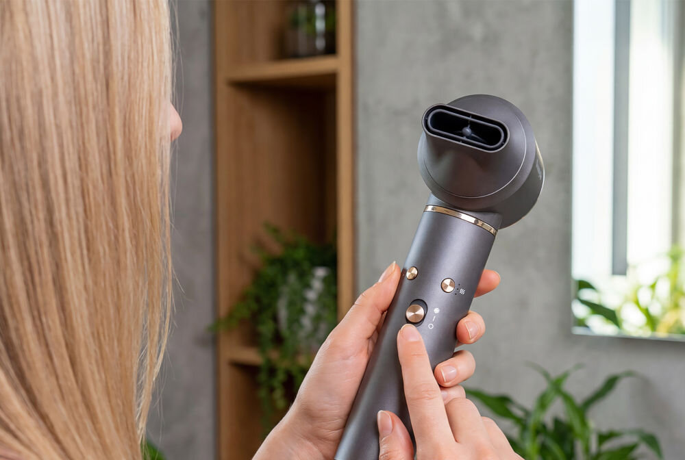 Suszarko-lokówka BEAUTYME AS950 Schemat suszarko-lokówki Beautyme AS950 wskazujący na ceramiczną powłokę szczotki, która równomiernie rozprowadza ciepło, chroniąc strukturę włosa przed przegrzaniem i zniszczeniem.