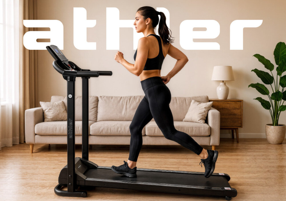 Bieżnia elektryczna ATHLER Impala 30 1118W 12km-h pokój osoba biegnie na bieżni w tle kanapa kwiat duży napis athler trening w domu wszechstronne zastosowanie kondycja zdrowie