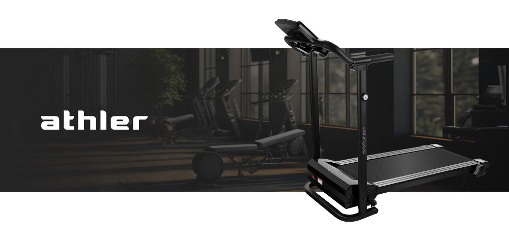 Bieżnia elektryczna ATHLER Impala 30 1118W 12km-h bieżnia na tle siłowni lekko zamglone tło napis athler trening w domu spokojny marsz intensywny bieg poprawa kondycji wytrzymałości spalanie kalorii
