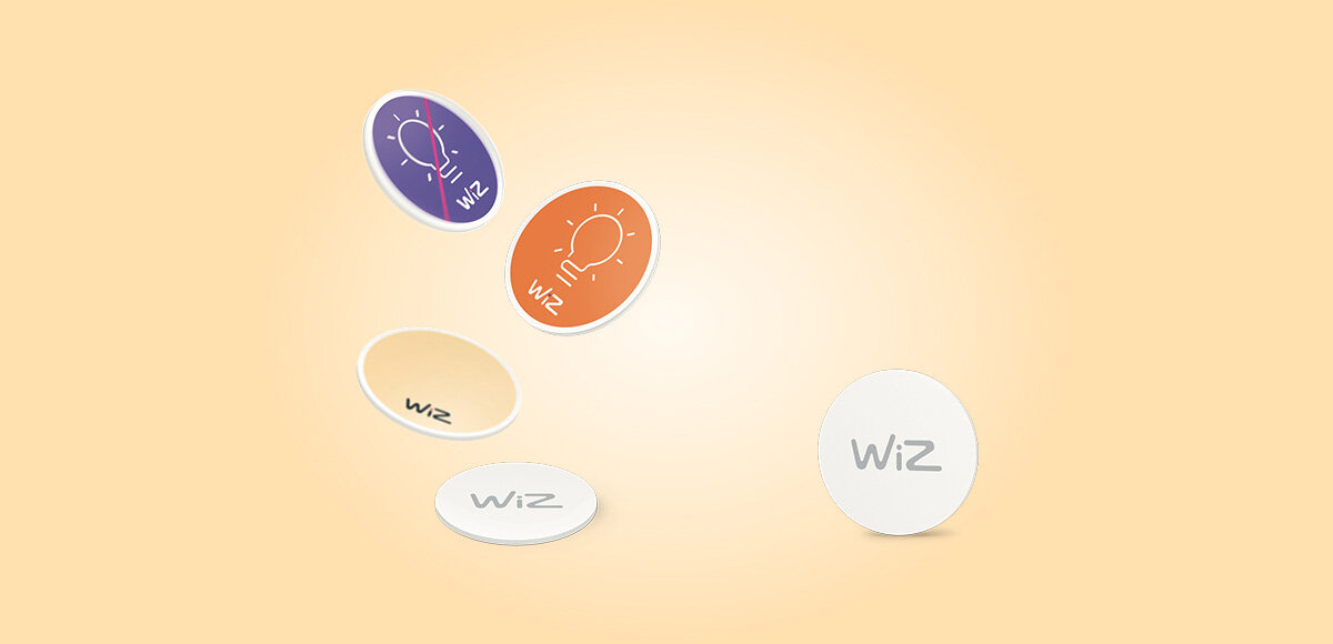 Tagi WIZ 929003266901, opakowanie, instrukcja, zawartość, tagi, naklejki, na żółtym tle tagi w różnych kolorach i pozycjach