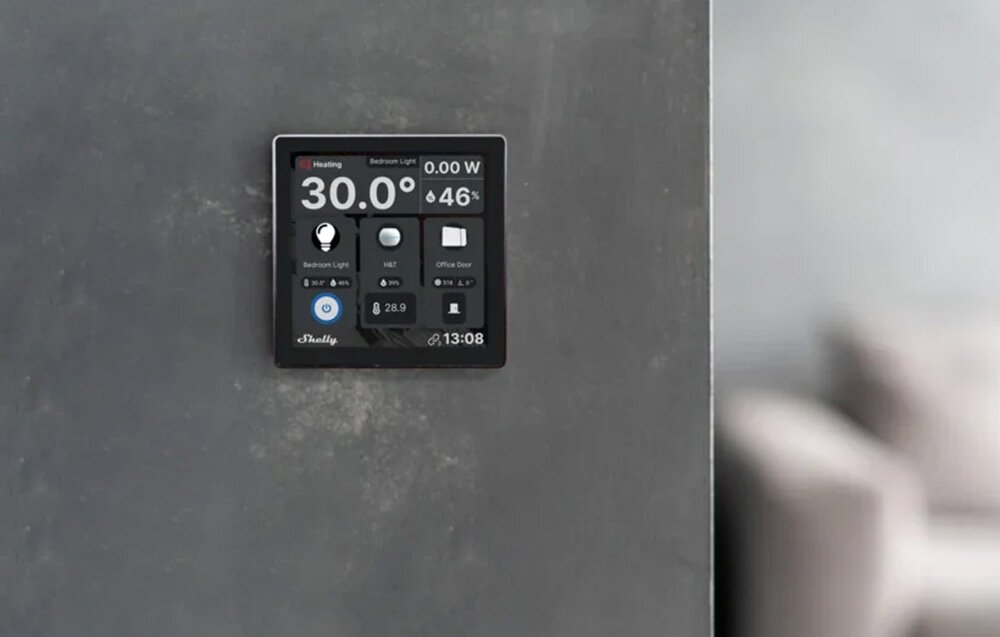 Panel zdalnego sterowania SHELLY SAWD1 + Czujnik SBHT-003C Wi-Fi/Bluetooth Czarny, czujnik, temperatura, sterowanie, odczyty, na ciemno szarej ścianie zamontowany panel sterowania, w tle przedpokój