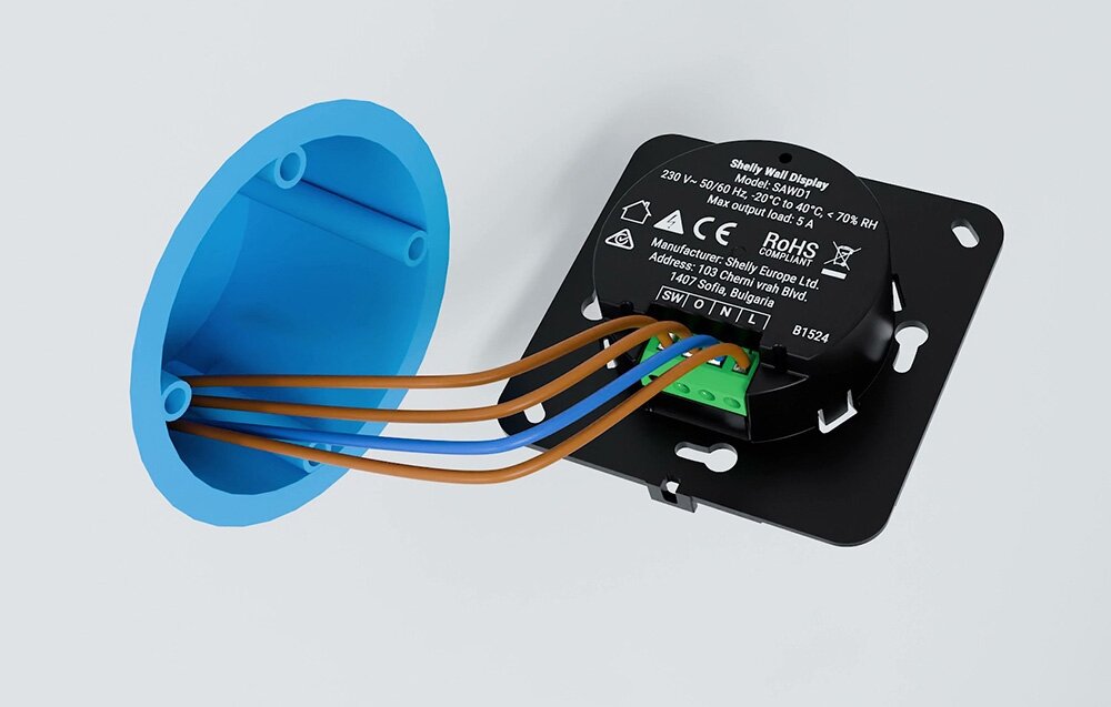 Panel zdalnego sterowania SHELLY SAWD1 + Czujnik SBHT-003C Wi-Fi/Bluetooth Czarny, szkło, waga, wymiary, integracja, na szarej ścianie podpięty kablami do puszki panel zdalnego sterowania