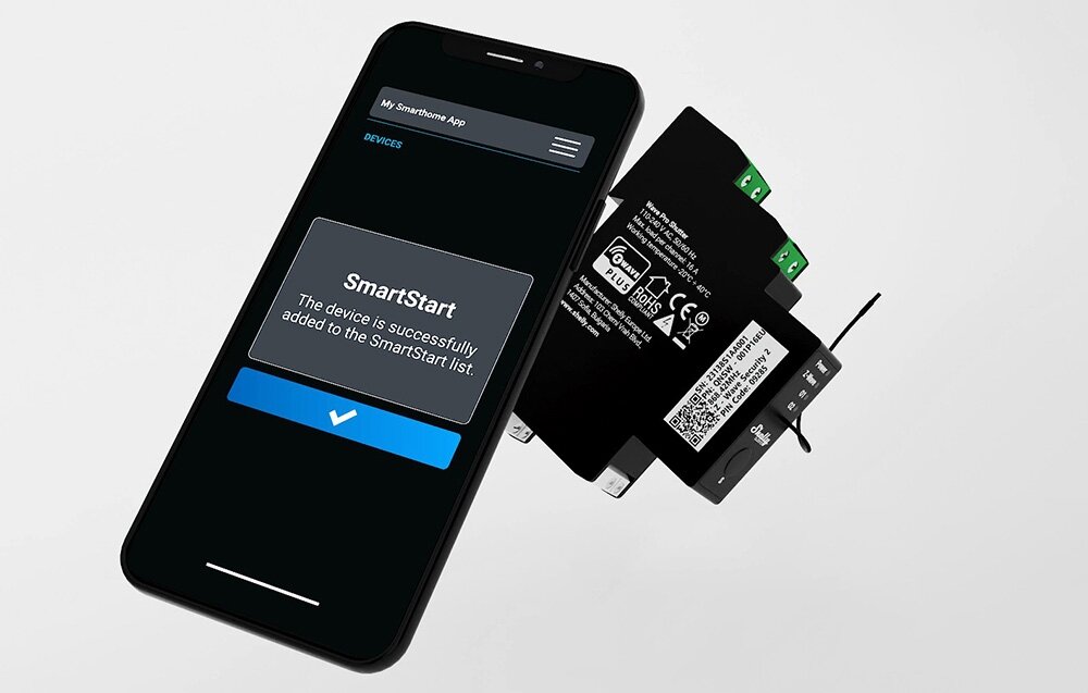 Przekaźnik SHELLY Wave Pro Shutter, smartfon, sterowanie, zdalne, harmonogramy, na szarym tle smartfon wraz z przekaźnikiem