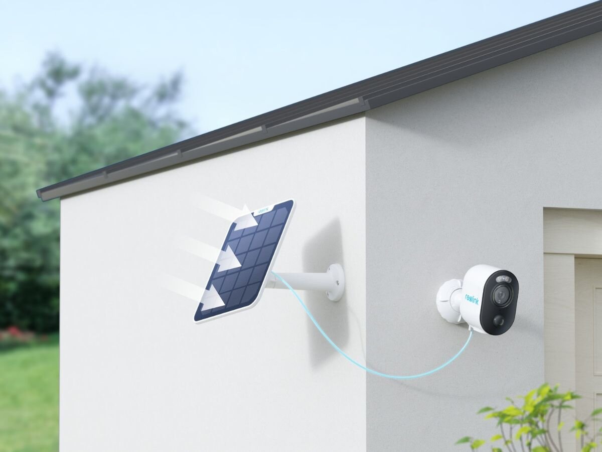 Kamera REOLINK Argus Series B310 - Trwała bateria, kamera przymocowana do budynku z panalem solarnym