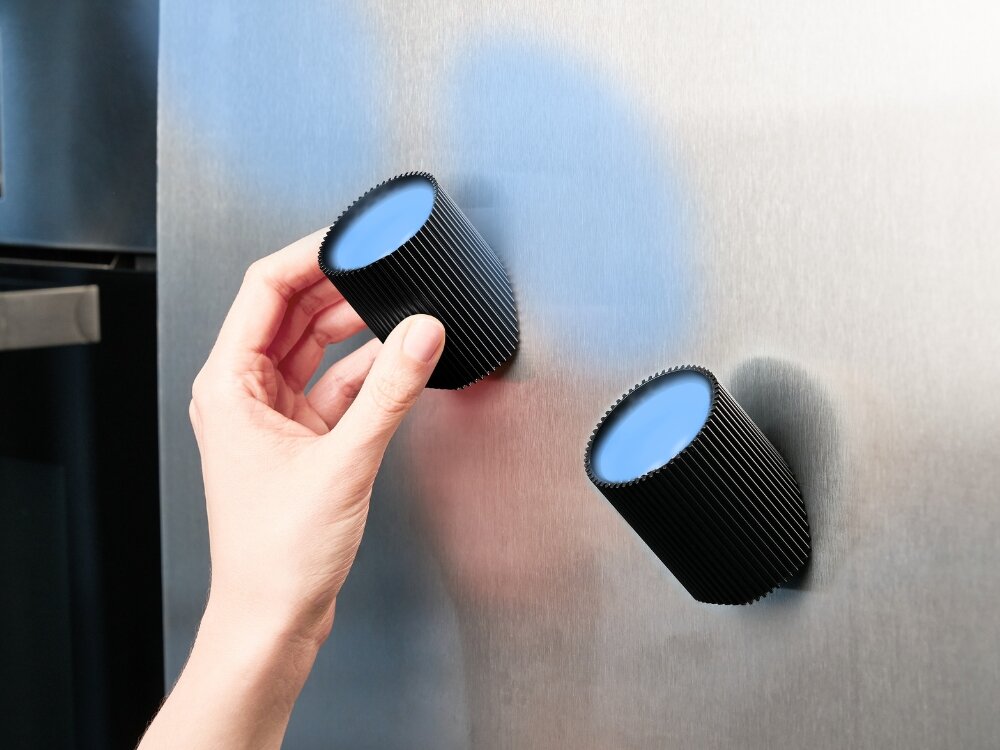 Lampka LEXON Ray Light Aluminium (2 szt.) czarne lampki przyczepione do metalowej powierzchni niebieskie światło 48 x 57 mm z magnetyczną podstawą w każdym miejscu wbudowane magnesy na lodówce metalowej półce biurku na stole w ogrodzie magnesy łączenie lamp w dowolnych konfiguracjach zmiany ustawienia dostosowanie oświetlenia do domu na zewnątrz
