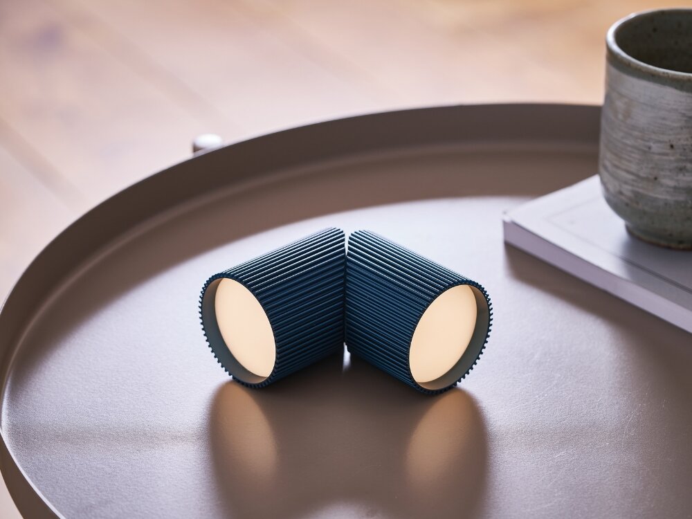 Lampka LEXON Ray Light Niebieski (2 szt.) moc w detalu niebieskie lampki leżą na stoliku żebrowana faktura