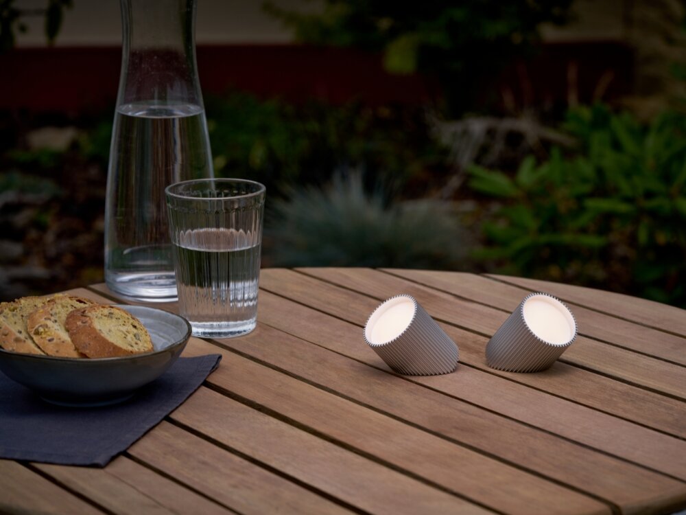 Lampka LEXON Ray Light Niebieski (2 szt.) srebrne lampki jasne światło żebrowana faktura leżą na stole bezprzewodowa praca do 6 godzin nieprzerwanego działania możliwość zmiany koloru światła regulacja intensywności jako nastrojowe oświetlenie wieczorem funkcjonalne źródło światła do pracy czas pełnego ładowania około 2 godzin wygodne rozwiązanie 