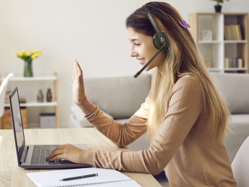 Słuchawki nauszne CREATIVE HS-230
                kobieta w słuchawkach podczas wideorozmowy lekkie wygoda wielogodzinne rozmowy praca miękkie poduszki niska waga