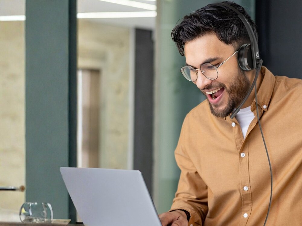 Słuchawki nauszne CREATIVE HS-230
                mężczyzna w słuchawkach podczas wideorozmowy mikrofon pojemnościowy redukcja szumów głos brzmi naturalnie obracane ramię mikrofonu