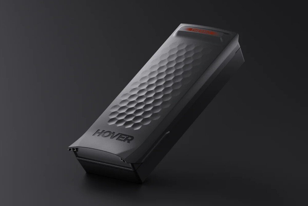 Akumulator HOVERAIR Thermo Smart do X1 Pro / X1 ProMax Czarne, podłużne urządzenie z wypukłym wzorem plastra miodu i logo 'HOVER' zawieszone ukośnie na ciemnym tle
