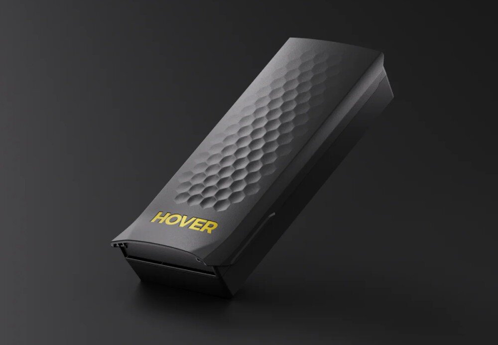Akumulator HOVERAIR Smart do X1 Pro / X1 ProMax Czarne, podłużne urządzenie z wypukłym wzorem plastra miodu i żółtym logo 'HOVER' zawieszone ukośnie na ciemnym tle