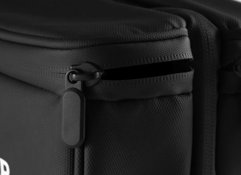 Torba HOVERAIR Multi-functional Carry Bag Zbliżenie na czarny suwak zamka błyskawicznego i fakturę materiału torby, wytrzymałość, odporność, zamki