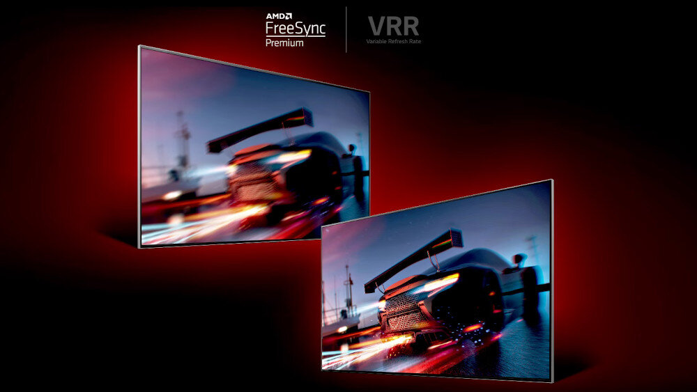 Dwa ekrany telewizorów wyświetlają dynamiczny obraz samochodu w ruchu na tle ciemnego, czerwonego tła. Widoczne są napisy: \'AMD FreeSync Premium\' oraz \'VRR Variable Refresh Rate\'.