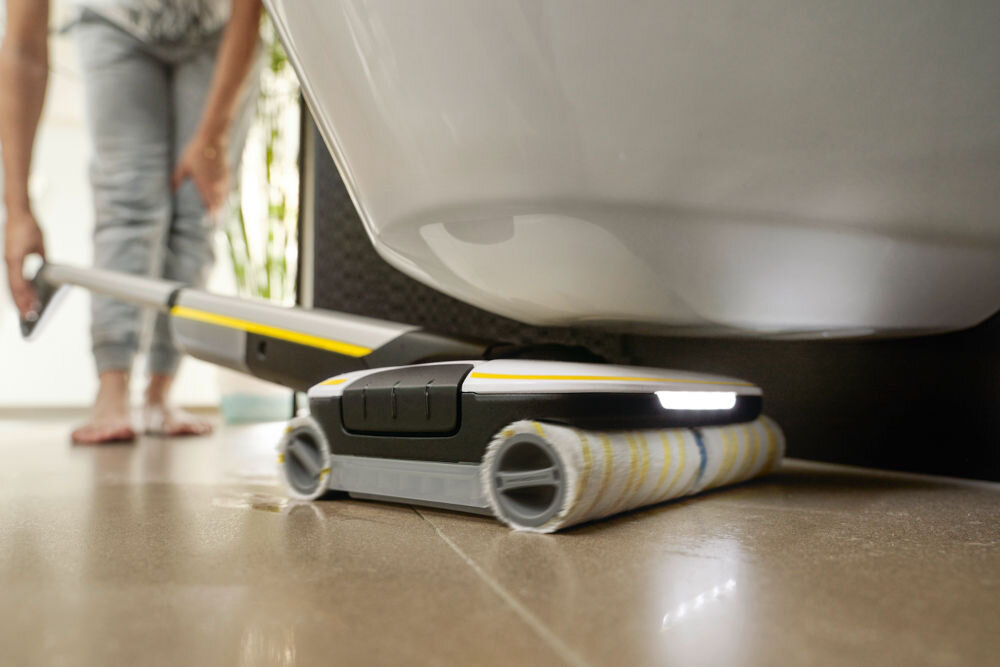 Mop elektryczny KARCHER FC 7 Cordless Plus Stone 1.055-716.0 wjeżdzanie pod niskie meble bez przerw na sprzątanie walcowe pady